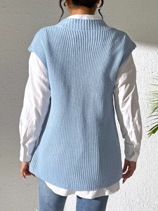 Vue arrière d'un gilet en tricot bleu clair pour femme sur une chemise blanche