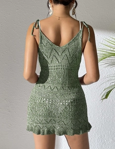 Détails de la maille crochetée ajourée et du volant sur cette robe de plage verte