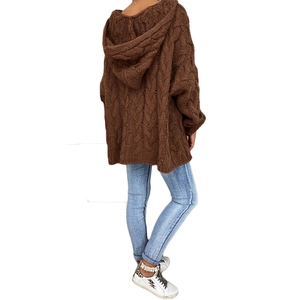Jersey con capucha marrón oversize para mujer con punto de ochos y corte holgado