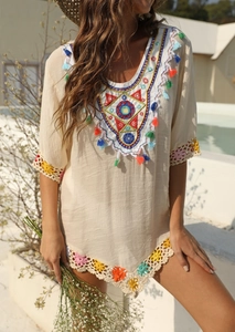 Robe de plage bohème avec broderies colorées, détails au crochet et pompons doux