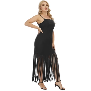 Detailansicht der langen Fransen am schwarzen Bodycon-Kleid für dynamische Bewegung