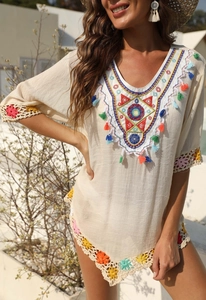 Détail de robe de plage bohème avec broderie ethnique et bordure en crochet coloré