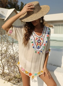 Robe de plage bohème avec broderie ethnique, pompons et dentelle au crochet multicolore