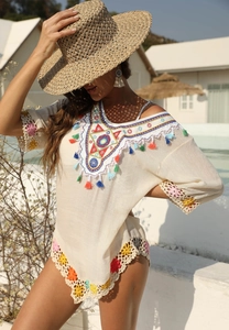 Détail de la broderie bohème et des garnitures au crochet sur le cache-maillot blanc cassé
