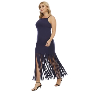 Detailansicht des dunkelblauen Bodycon-Kleides mit langen Fransen und schmalen Trägern