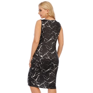 Robe sans manches ajustée pour femmes avec imprimé marbré noir et blanc chic