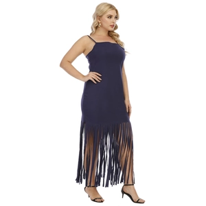 Elegantes, tiefviolettes, figurbetontes Kleid mit langen Fransen und Spaghettiträgern