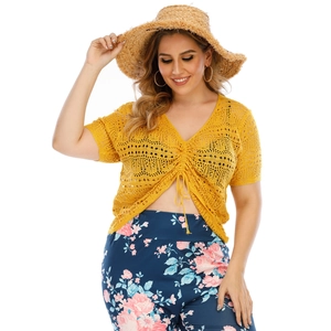 Détail du haut en tricot jaune avec col en V, cordon de serrage et texture ajourée élégante