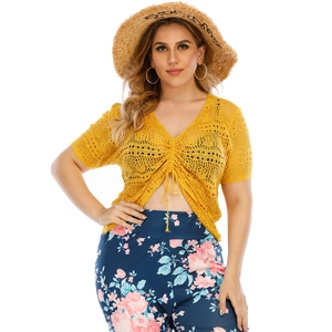 Détail du haut col en V à cordon, maille ajourée et pantalon à imprimé floral