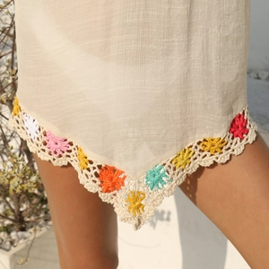 Détail de la tunique bohème en coton avec ourlet floral en crochet fait main coloré