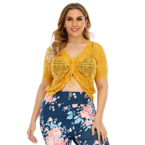 Haut court au crochet jaune grande taille à col en V et legging à fleurs roses
