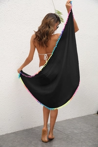 Détails du paréo de plage noir avec bordure à pompons colorés et tissu léger en gros plan