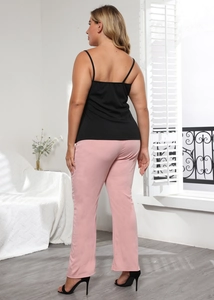 Vue arrière d'un pantalon droit grande taille avec caraco noir pour femmes