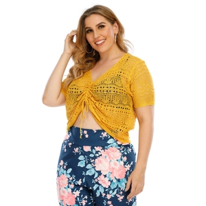 Détail du haut court au crochet jaune avec cordon et pantalon à imprimé floral