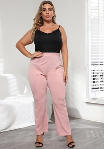 Ensemble grande taille femme avec caraco noir et pantalon taille haute rose à jambes larges