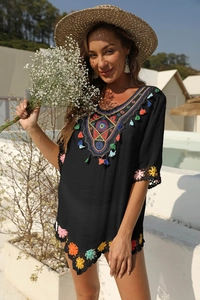 Robe de plage bohème noire avec broderie ethnique, pompons colorés et crochet chic