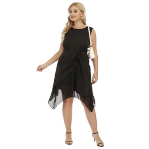 Détail de la robe noire sans manches avec torsion à la taille et ourlet asymétrique