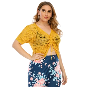 Haut court en maille jaune pour femmes avec col V à cordon et pantalon à fleurs grande taille