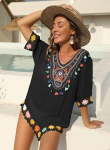 Robe de plage bohème noire avec broderies ethniques et détails au crochet colorés