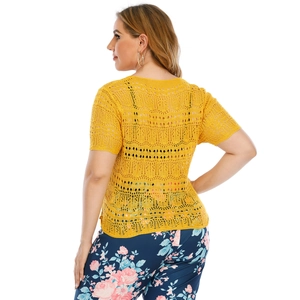 Haut jaune à manches courtes en maille ajourée pour femme avec texture filet délicate