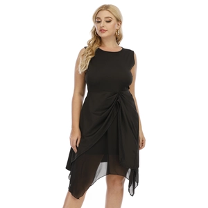 Détail du plissage à la taille et des couches de tulle sur une robe de soirée noire