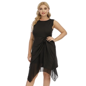 Détail d'une robe noire sans manches avec nœud à la taille et ourlet asymétrique en tulle