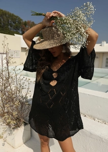 Détail d'un cache-maillot de plage au crochet noir avec design ajouré et manches évasées