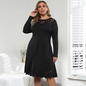 Elegantes A-Linien-Kleid in Übergröße in Schwarz mit lasergeschnittenem Lochstickerei-Saum