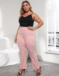 Détail du pantalon évasé rose à taille haute avec plis et caraco noir élégant