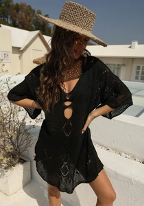 Détails de ce cache-maillot de plage noir au décolleté en V profond et motifs ajourés