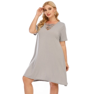 Robe grise ligne A à manches courtes avec col en V croisé en tissu doux