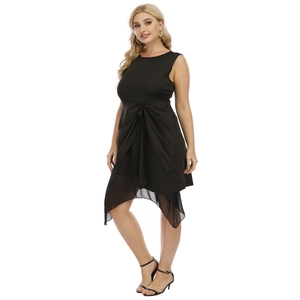 Détail de l'ourlet irrégulier en tulle et du nœud torsadé de cette robe de soirée noire