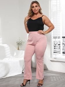 Ensemble grande taille avec caraco noir col en V et pantalon rose à taille haute et jambe droite