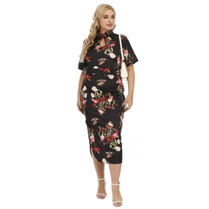 Nahaufnahme von Blumenmustern und traditionellem Kragenknoten am schwarzen Cheongsam