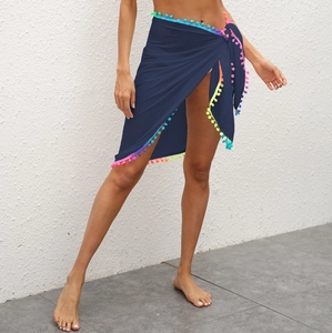 Jupe de plage portefeuille bleu marine avec pompons colorés et fermeture à nouer