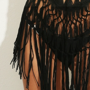 Détail de la tunique de plage au crochet noir avec ourlet à franges et maille ajourée