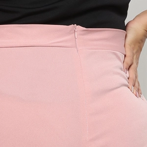 Détail du pantalon rose à taille haute montrant la fermeture éclair invisible et le tissu