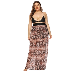 Dettaglio di gonna a portafoglio taglie forti stampa serpente con top bikini nero a fascia