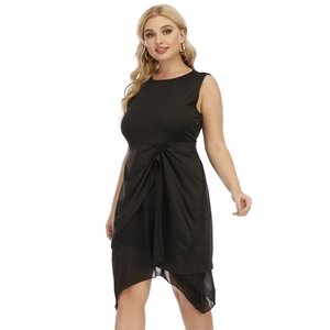 Détail de la taille nouée et du plissé sur une robe noire sans manches en tulle