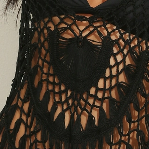 Gros plan détaillé sur le cache-maillot noir au crochet avec franges et motifs en résille