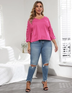 Détail du haut rose à manches ajourées au crochet et d'un jean skinny bleu déchiré