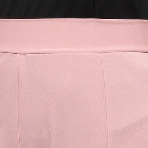 Détail de la taille haute bicolore montrant des coutures soignées en noir et rose clair