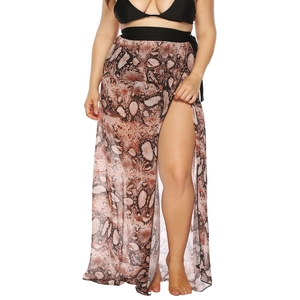 Dettaglio gonna a portafoglio in chiffon pitonato con spacco alto e elastico nero in vita