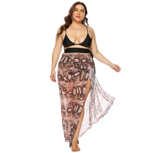 Dettaglio della gonna a portafoglio in chiffon leopardato con spacco laterale e cintura