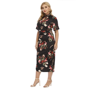 Vorderansicht eines schwarzen floralen Cheongsam-Kleides mit Schlitz und Stehkragen
