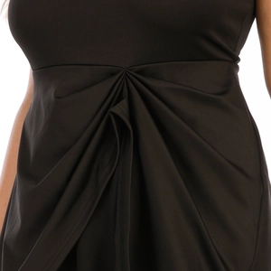 Détail d'une robe noire en tulle avec d'élégants plis radiaux au niveau de la taille
