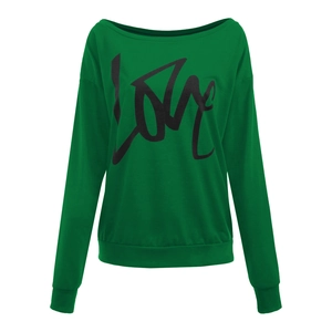Detail eines grünen Langarm-Sweatshirts mit LOVE-Print sowie Rippbündchen und Saum