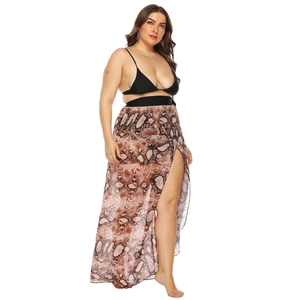 Dettaglio gonna mare in chiffon con stampa serpente, spacco alto e top bikini nero taglie comode