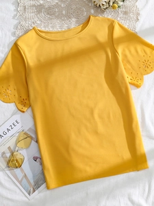Women's yellow crewneck T-shirt with hollow-out embroidered wavy cuffs and plain knit fabric