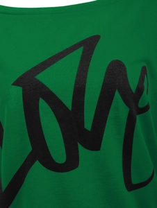 Nahaufnahme von grünem Sweatshirt-Stoff mit schwarzem LOVE-Typografie-Aufdruck